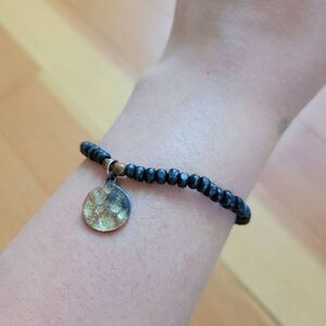 Black elastic beaded stretchy bracelet metal hammered charm boho goth indie‎